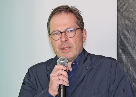 Andreas Gfrerer in der Galerie Frey | © Uwe Brandl 