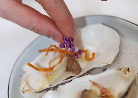  Aaron Priewassers Pop-up-Küche in der Galerie Frey | © Uwe Brandl