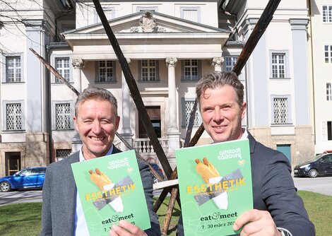 Altstadtverband-Obmann Christian Wieber und AV-GF Roland Aigner vor Kunstwerk bei der Galerie Frey | © Uwe Brandl