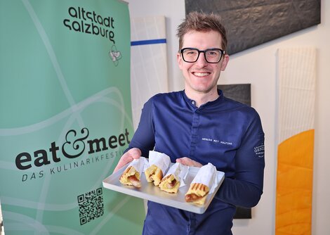 Aaron Priewasser mit seiner eat&meet-Bosna-Kreation | © Uwe Brandl 