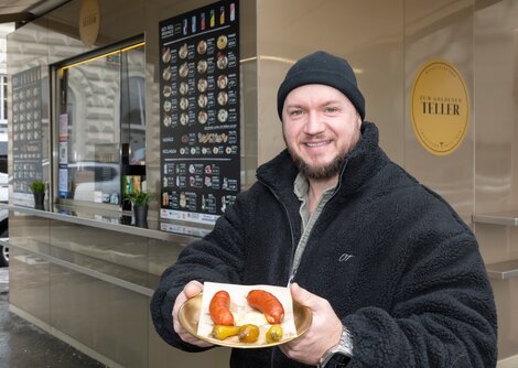 Phillipp Pils serviert Würstel à la Balkan am Würstelstand zum goldenen Teller  | © Andreas Kolarik