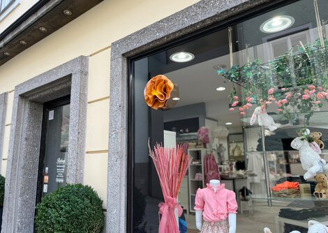 Hunderte Deko-Blumen zieren die Altstadt-Schaufenster | © Altstadt Salzburg