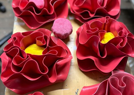 Jede Blüte, aus Schallplatten und per Hand hergestellt, ist ein Unikat | © Soziale Arbeit gGmbH