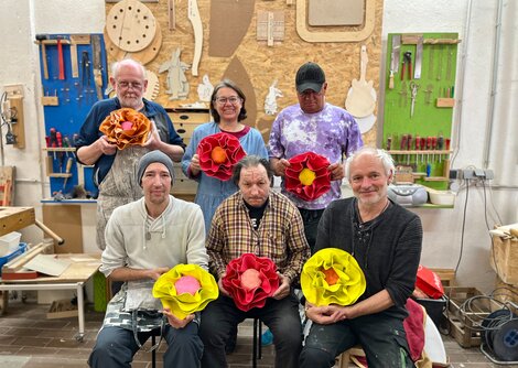 Die Kreativwerkstatt der Sozialen Arbeit gestaltet die Frühlings-Dekoblumen | © Soziale Arbeit gGmbH