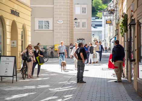 Lokalaugenschein in der Salzburger Altstadt:  Die Menschen freuen sich über die Wiedereröffnung der Geschäfte. | © Tourismusverband Salzburger Altstadt/Andreas Kolarik