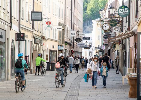 Die Salzburger nützen das schöne Wetter für einen Einkaufsbummel in der Linzer Gasse. | © Tourismusverband Salzburger Altstadt/Andreas Kolarik