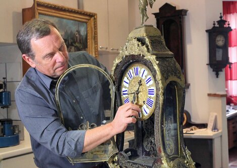 Der Spezialist für antike Uhren ist Uhrmachermeister Albert Gilli  | © Andreas Kolarik