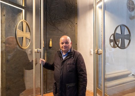 Dombaumeister Ing. Hermann Aigner hier vor den neuen Windfängen im Dom | © Andreas Kolarik
