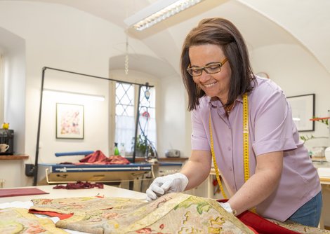 Viel Handarbeit gibt es in der Domschneiderei bei Renate Kurz zu sehen | © Andreas Kolarik