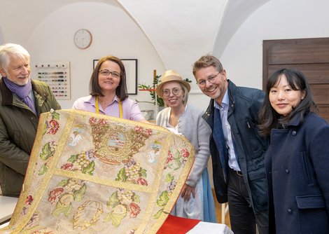 Max Miessner, Domschneiderin Renate Kurz, Hildegund Schirlbauer, GF Salzburger Heimatwerk, Landesamtsdirektor-Stellv. Dr. Reinhard Scharfetter und Chen Cong, Atelier TuchQuadrat | © Andreas Kolarik