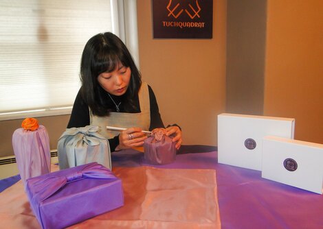 Nachhaltige Geschenks-Verpackungsgestaltung gibt es bei TuchQuadrat | © TuchQuadrat