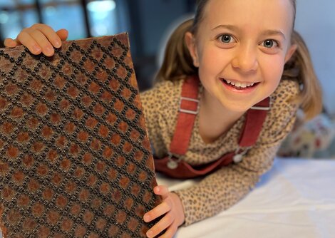 Handruck-Kinderworkshop im Salzburger Heimatwerk | © Salzburger Heimatwerk