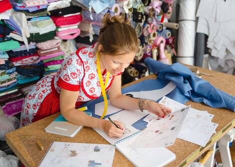 Bei HANNA Trachten plaudert Constanze Kurz aus dem Nähkästchen | © HANNA Trachten/Dorelies Hofer