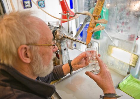 Fritz Reiner Kreis graviert beim DIY-Workshop Glas  | © Martin Baumann