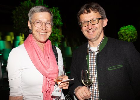 Gunda Maria Cancola (Atelier für feine Maßarbeit) und Gürtelmacher Wolfgang Schliesselberger bei der Eröffnung Hand.Kopf.Werk. im Theater im KunstQuartier | © Wildbild