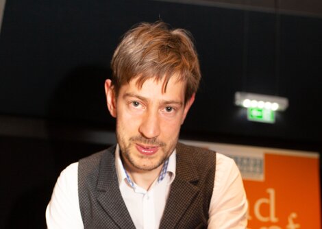 Messermacher Richard Kappeller bei der Eröffnung Hand.Kopf.Werk. im Theater im KunstQuartier | © Wildbild