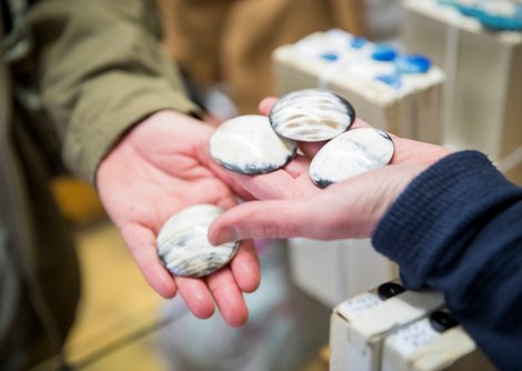 Plaudern aus dem Nähkästchen bei Knopferlmayer | © Altstadt Verband Salzburg / Foto Neumayr/Leo