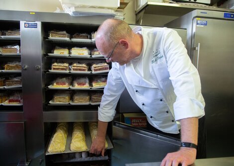 Ein Blick in die Backstube des Café Tomaselli | © Wildbild