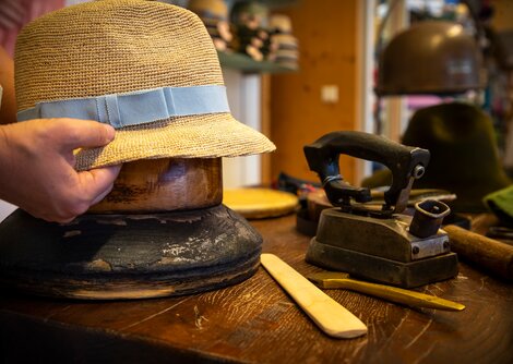 Hutmacherin Kathi Bittner im Salzburger Heimatwerk | © Altstadt Verband Salzburg / Andreas Kolarik