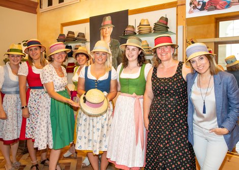 Hutmacherin Kathi Bittner im Salzburger Heimatwerk | © Altstadt Verband Salzburg / Andreas Kolarik