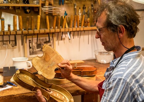 Hand.Kopf.Werk. zu Gast bei Geigenbauer Mücke-Elschek | © Altstadt Verband Salzburg / Andreas Kolarik
