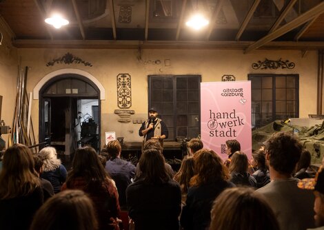 Schlosserei Wieber wird zur Bühne für Stand-Up Comedy der „Alpine Fools“  | © Andreas Kolarik