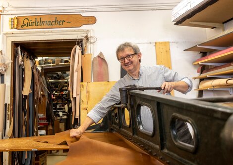Gürtelmacher Wolfgang Schliesselberger | © Andreas Kolarik