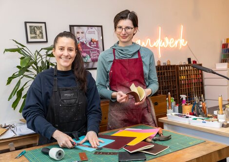 CR Lederwerkstatt trifft Buchbinderei Baumann: Christina Roth und Berit Baumann | © Andreas Kolarik
