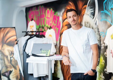 Christian Bernegger designt und verkauft im SCHAU.RAUM.STADT. seine Streetwear-Marke POSH ALLEY CATS | © Birgit Probst