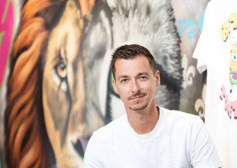Christian Bernegger POSH ALLEY CATS positioniert in der Altstadt Salzburg | © Birgit Probst