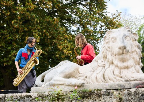 Almut Schlichting und Astrid Wiesinger: Musiker:innen und Künstler:innen bespielen verschiedene Orte in der Stadt | © Henry Schulz