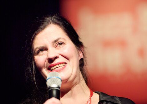 Jazz&TheCity-Kuratorin Anastasia Wolkenstein bei der Eröffnung, 17. Oktober 2024 | © Henry Schulz