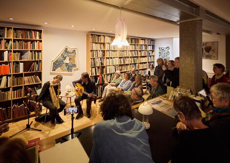 Hidden Track im Antiquariat Weinek mit Aino Peltomaa und Enrico Terragnoli | © Henry Schulz 