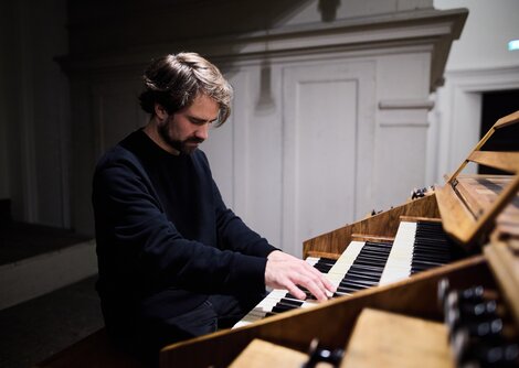 Kit Downes an der Orgel in der Kollegienkirche | © Henry Schulz 