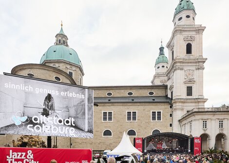 Bühne am Residenzplatz: Vier Tage Jazz erleben und entdecken in der Altstadt Salzburg | © Henry Schulz