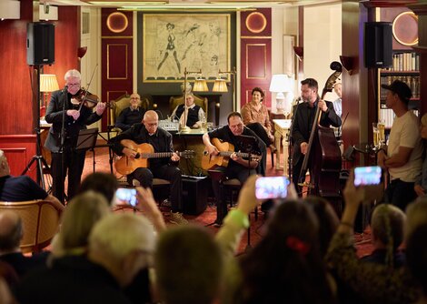 Pre-Opening 14.10. - Django Partie in der Sketch Bar im Hotel Bristol  | © Henry Schulz 