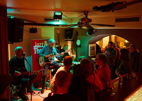 Pre-Opening 14.10. - Adi Jüstel Latin Swing Express in der Stage Bar | © Henry Schulz