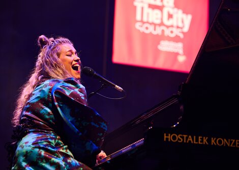 Singer-Songwriterin LYLIT eröffnete das Festival in der SZENE Salzburg | © Henry Schulz