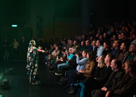 Noura Mint Seymali agierte mit dem Publikum | © Henry Schulz