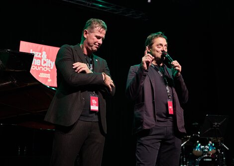 Roland Aigner und der künstlerische Festival-Koordinator Markus Deisenberger | © Henry Schulz