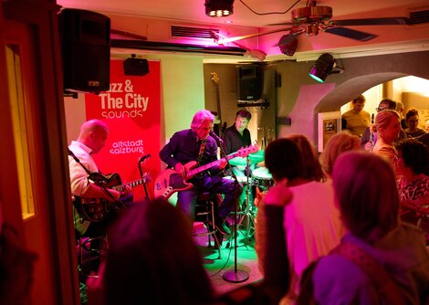 Pre-Opening Jazz&theCitysounds 15.10.2025 Adi Jüstel Latin Swing Express in der StageBar | © Henry Schulz