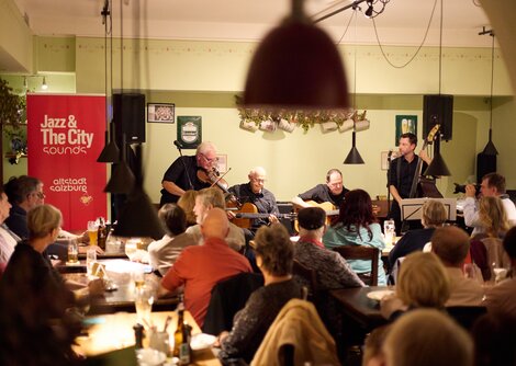 Pre-Opening Jazz&theCitysounds 15.10.2025 Django Partie im Bankhammer Metzgersteig | © Henry Schulz