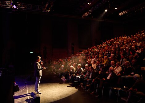 Altstadtverband-GF Roland Aigner eröffnete Jazz&TheCitysounds 2025 | © Henry Schulz