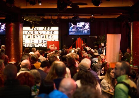 Großes Publikumsinteresse bereits am Eröffnungsabend in der SZENE Salzburg  | © Henry Schulz