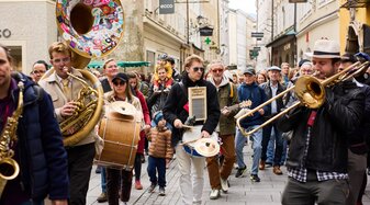 Mozarteum Marching Band zog durch die Altstadt  | © Henry Schulz