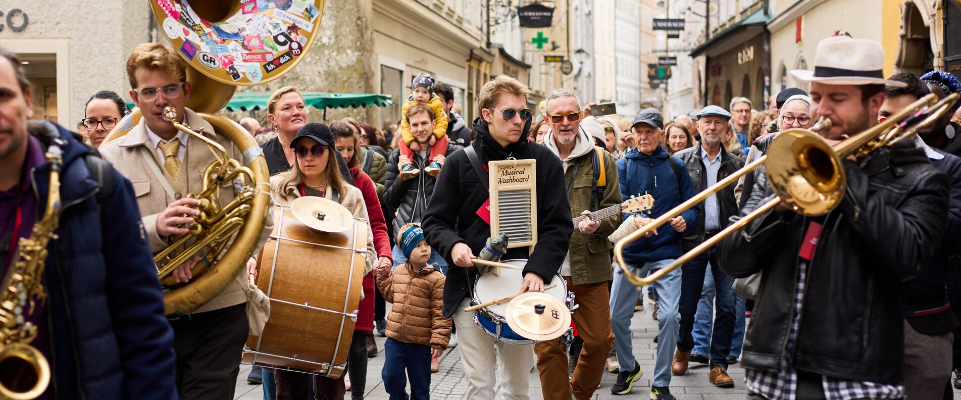 Mozarteum Marching Band zog durch die Altstadt  | © Henry Schulz