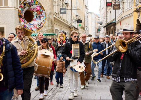 Mozarteum Marching Band zog durch die Altstadt  | © Henry Schulz