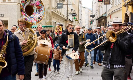 Mozarteum Marching Band zog durch die Altstadt  | © Henry Schulz