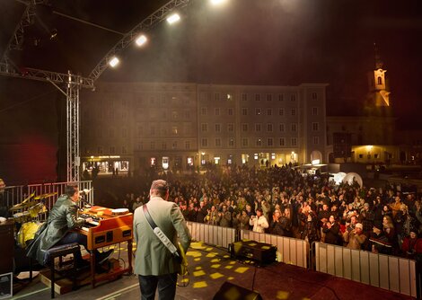 Raphael Wressnig am Residenzplatz auf der OpenAir-Bühne | © Henry Schulz 