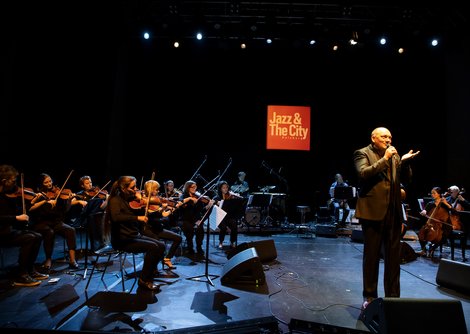 Das Residenzorchester der Elbphilharmonie und Charly Hübner | © Andreas Kolarik